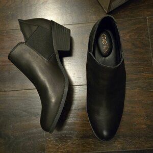 Brand New in box-Me Too Vachetta bootie 8.5M Black